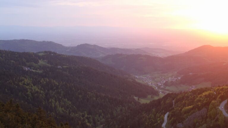 Dieses Bild zeigt eine Webcam-Aufnahme vom Achertal, aufgenommen am Dienstag, den 28.04.2026 um 20:30 Uhr. Die Temperatur betrug 12.2°C.