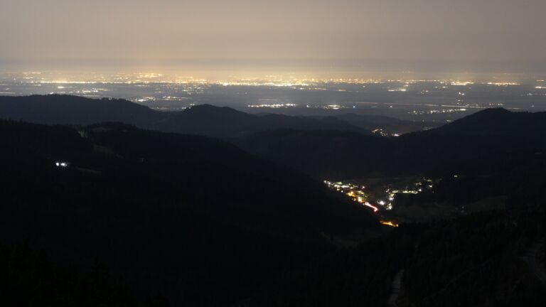 Dieses Bild zeigt eine Webcam-Aufnahme vom Achertal, aufgenommen am Freitag, den 06.03.2026 um 05:00 Uhr. Die Temperatur betrug 11.3°C.