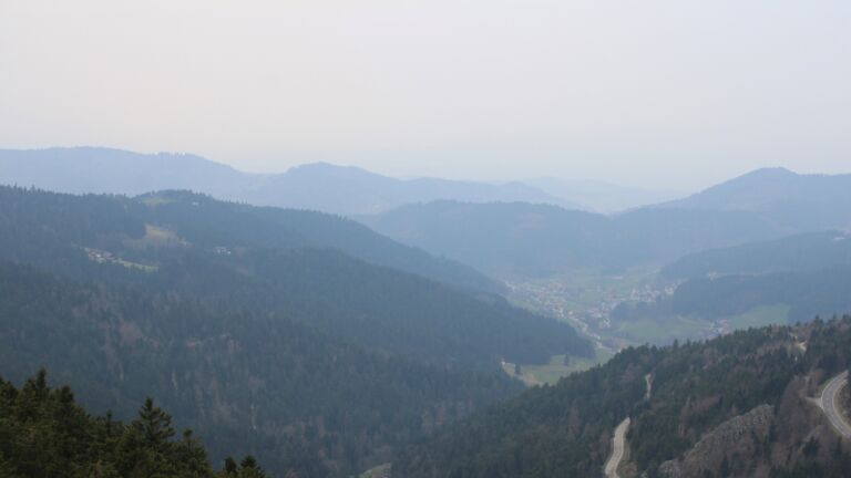 Dieses Bild zeigt eine Webcam-Aufnahme vom Achertal, aufgenommen am Samstag, den 21.03.2026 um 13:20 Uhr. Die Temperatur betrug 5.6°C.