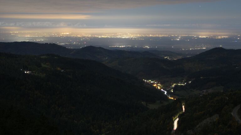 Dieses Bild zeigt eine Webcam-Aufnahme vom Achertal, aufgenommen am Freitag, den 10.10.2025 um 00:30 Uhr. Die Temperatur betrug 8.7°C.