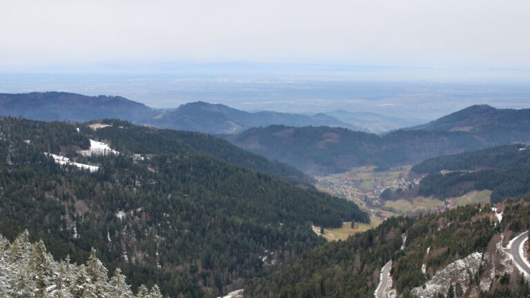 Dieses Bild zeigt eine Webcam-Aufnahme vom Achertal, aufgenommen am Dienstag, den 27.01.2026 um 14:30 Uhr. Die Temperatur betrug 5.7°C.