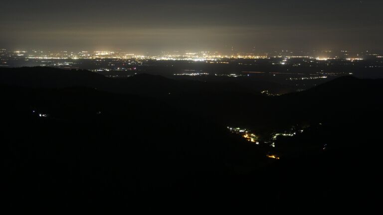 Dieses Bild zeigt eine Webcam-Aufnahme vom Achertal, aufgenommen am Montag, den 18.08.2025 um 02:30 Uhr. Die Temperatur betrug 11.3°C.