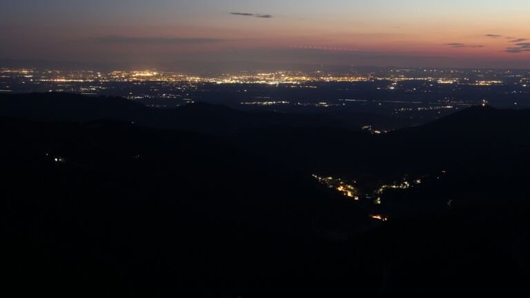 Dieses Bild zeigt eine Webcam-Aufnahme vom Achertal, aufgenommen am Samstag, den 12.07.2025 um 22:50 Uhr. Die Temperatur betrug 16.5°C.
