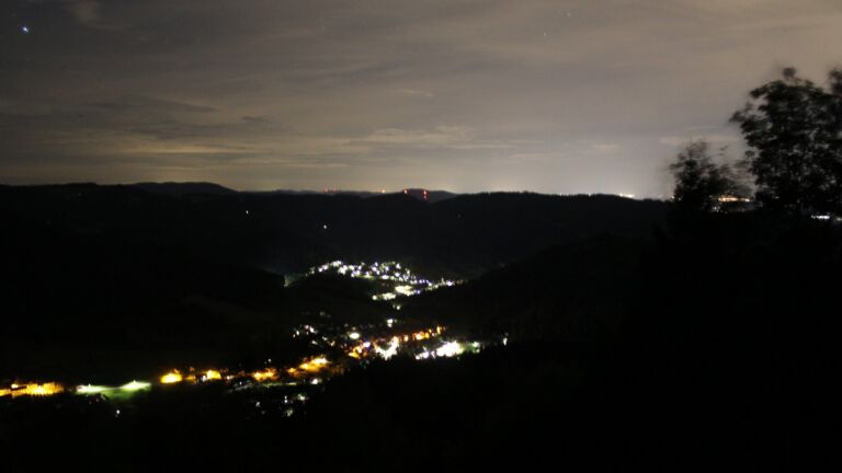 Dieses Bild zeigt eine Webcam-Aufnahme vom Achertal, aufgenommen am Freitag, den 18.09.2026 um 01:30 Uhr. Die Temperatur betrug 13.6°C.