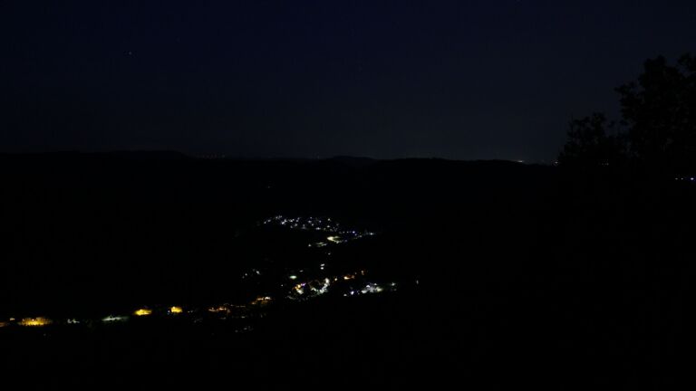 Dieses Bild zeigt eine Webcam-Aufnahme vom Achertal, aufgenommen am Sonntag, den 09.08.2026 um 04:50 Uhr. Die Temperatur betrug 23.9°C.