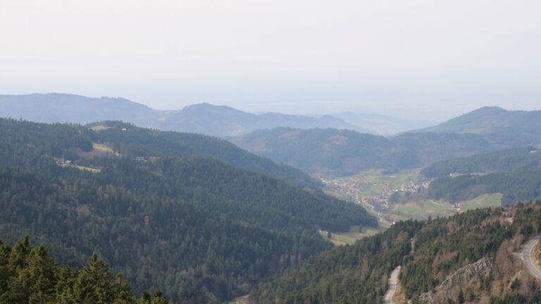 Dieses Bild zeigt eine Webcam-Aufnahme vom Achertal, aufgenommen am Freitag, den 06.03.2026 um 13:00 Uhr. Die Temperatur betrug 15.1°C.