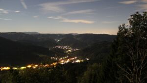 Dieses Bild zeigt eine Webcam-Aufnahme vom Achertal, aufgenommen am Mittwoch, den 23.09.2026 um 22:00 Uhr. Die Temperatur betrug 15.2°C.