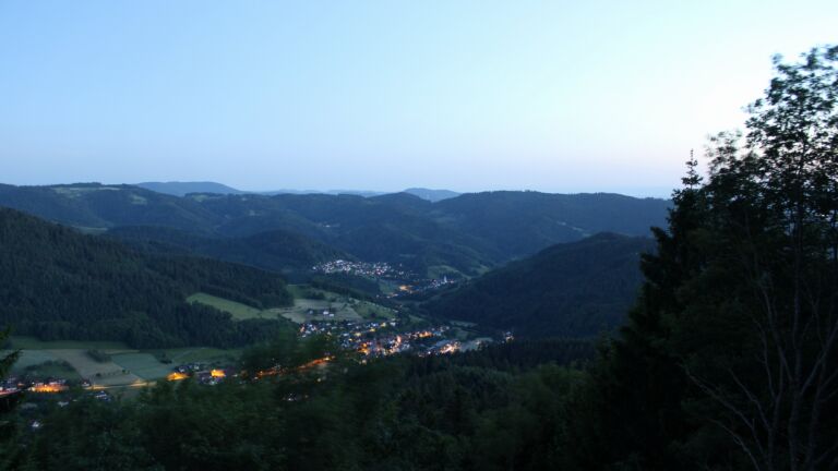 Dieses Bild zeigt eine Webcam-Aufnahme vom Achertal, aufgenommen am Donnerstag, den 28.05.2026 um 22:00 Uhr. Die Temperatur betrug 18.8°C.