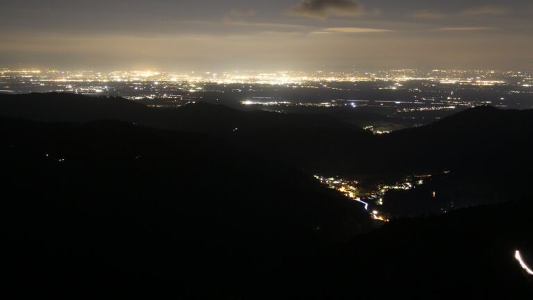 Dieses Bild zeigt eine Webcam-Aufnahme vom Achertal, aufgenommen am Mittwoch, den 15.10.2025 um 20:10 Uhr. Die Temperatur betrug 6.1°C.