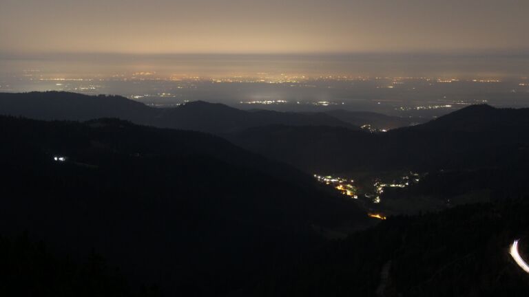 Dieses Bild zeigt eine Webcam-Aufnahme vom Achertal, aufgenommen am Samstag, den 07.03.2026 um 05:00 Uhr. Die Temperatur betrug 10.6°C.