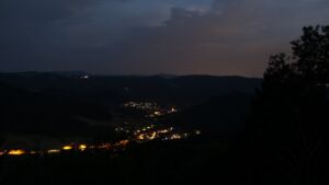 Dieses Bild zeigt eine Webcam-Aufnahme vom Achertal, aufgenommen am Dienstag, den 04.08.2026 um 22:00 Uhr. Die Temperatur betrug 26.6°C.