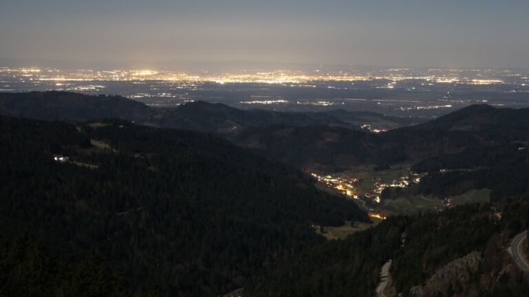 Dieses Bild zeigt eine Webcam-Aufnahme vom Achertal, aufgenommen am Montag, den 02.03.2026 um 22:30 Uhr. Die Temperatur betrug 6.7°C.