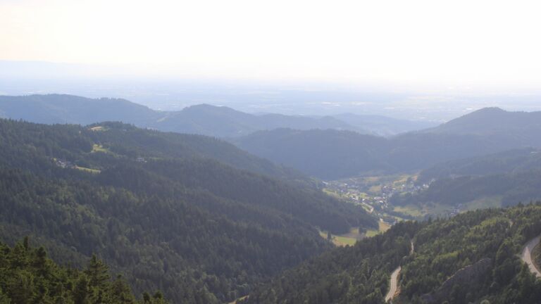Dieses Bild zeigt eine Webcam-Aufnahme vom Achertal, aufgenommen am Samstag, den 05.07.2025 um 19:40 Uhr. Die Temperatur betrug 19°C.