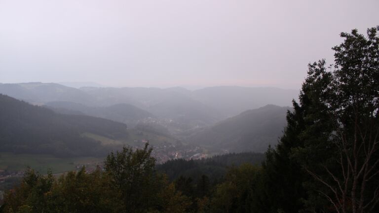 Dieses Bild zeigt eine Webcam-Aufnahme vom Achertal, aufgenommen am Sonntag, den 04.10.2026 um 19:10 Uhr. Die Temperatur betrug 15.8°C.