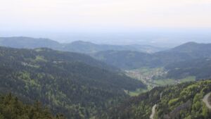 Dieses Bild zeigt eine Webcam-Aufnahme vom Achertal, aufgenommen am Dienstag, den 28.04.2026 um 17:40 Uhr. Die Temperatur betrug 14.8°C.