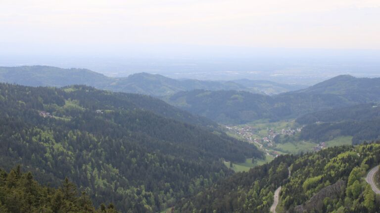 Dieses Bild zeigt eine Webcam-Aufnahme vom Achertal, aufgenommen am Dienstag, den 28.04.2026 um 17:40 Uhr. Die Temperatur betrug 14.8°C.