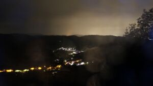 Dieses Bild zeigt eine Webcam-Aufnahme vom Achertal, aufgenommen am Freitag, den 12.06.2026 um 02:00 Uhr. Die Temperatur betrug 8.3°C.