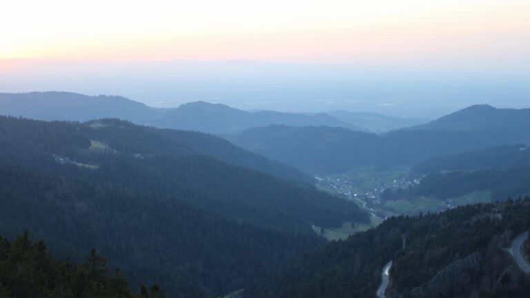 Dieses Bild zeigt eine Webcam-Aufnahme vom Achertal, aufgenommen am Donnerstag, den 26.02.2026 um 18:00 Uhr. Die Temperatur betrug 11.1°C.