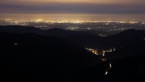 Dieses Bild zeigt eine Webcam-Aufnahme vom Achertal, aufgenommen am Freitag, den 10.04.2026 um 21:10 Uhr. Die Temperatur betrug 5.1°C.