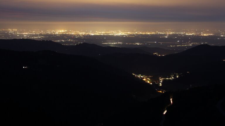 Dieses Bild zeigt eine Webcam-Aufnahme vom Achertal, aufgenommen am Freitag, den 10.04.2026 um 21:10 Uhr. Die Temperatur betrug 5.1°C.