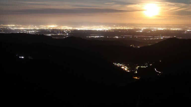 Dieses Bild zeigt eine Webcam-Aufnahme vom Achertal, aufgenommen am Dienstag, den 04.11.2025 um 05:30 Uhr. Die Temperatur betrug 5.5°C.