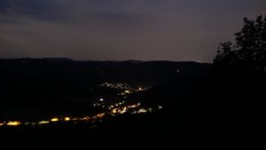 Dieses Bild zeigt eine Webcam-Aufnahme vom Achertal, aufgenommen am Samstag, den 25.07.2026 um 22:30 Uhr. Die Temperatur betrug 23°C.