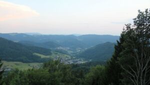 Dieses Bild zeigt eine Webcam-Aufnahme vom Achertal, aufgenommen am Samstag, den 18.07.2026 um 21:10 Uhr. Die Temperatur betrug 19.7°C.