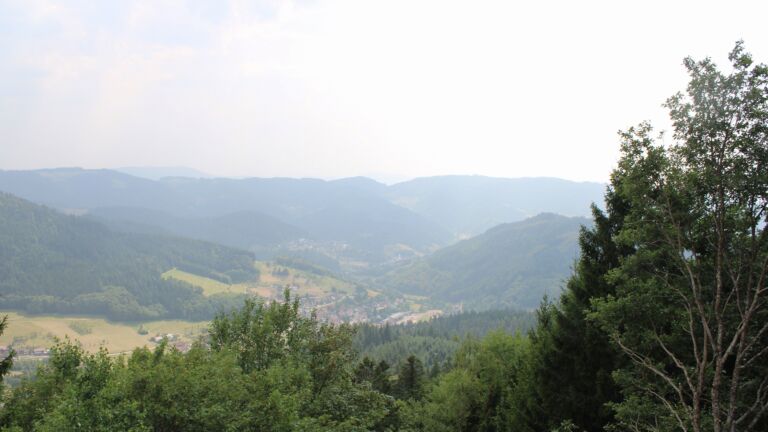 Dieses Bild zeigt eine Webcam-Aufnahme vom Achertal, aufgenommen am Donnerstag, den 30.07.2026 um 15:30 Uhr. Die Temperatur betrug 32.2°C.