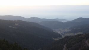 Dieses Bild zeigt eine Webcam-Aufnahme vom Achertal, aufgenommen am Mittwoch, den 17.12.2025 um 16:50 Uhr. Die Temperatur betrug 6.6°C.