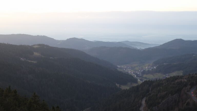 Dieses Bild zeigt eine Webcam-Aufnahme vom Achertal, aufgenommen am Mittwoch, den 17.12.2025 um 16:50 Uhr. Die Temperatur betrug 6.6°C.