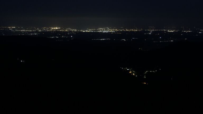 Dieses Bild zeigt eine Webcam-Aufnahme vom Achertal, aufgenommen am Montag, den 18.08.2025 um 05:10 Uhr. Die Temperatur betrug 11.5°C.