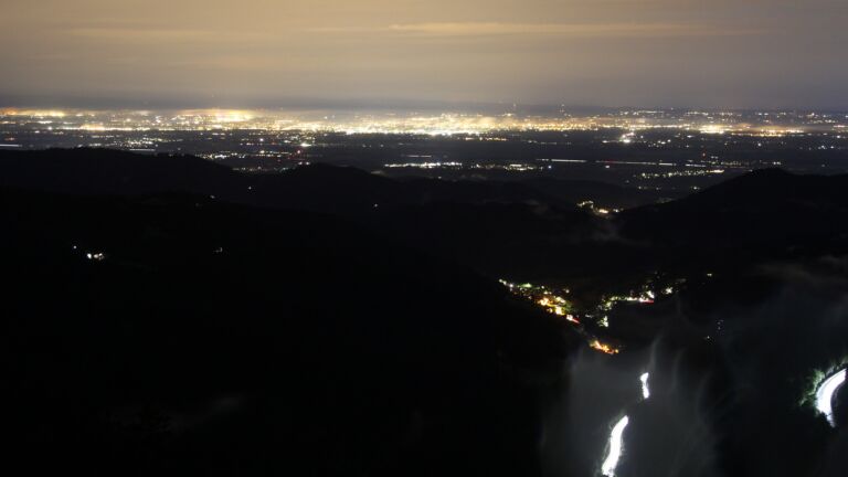 Dieses Bild zeigt eine Webcam-Aufnahme vom Achertal, aufgenommen am Freitag, den 01.08.2025 um 22:20 Uhr. Die Temperatur betrug 11.8°C.