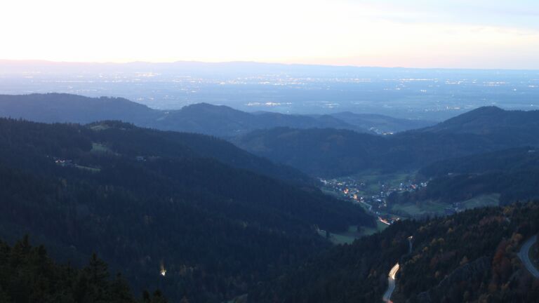 Dieses Bild zeigt eine Webcam-Aufnahme vom Achertal, aufgenommen am Donnerstag, den 30.10.2025 um 17:40 Uhr. Die Temperatur betrug 6.9°C.