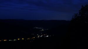 Dieses Bild zeigt eine Webcam-Aufnahme vom Achertal, aufgenommen am Mittwoch, den 17.06.2026 um 04:00 Uhr. Die Temperatur betrug 17.4°C.