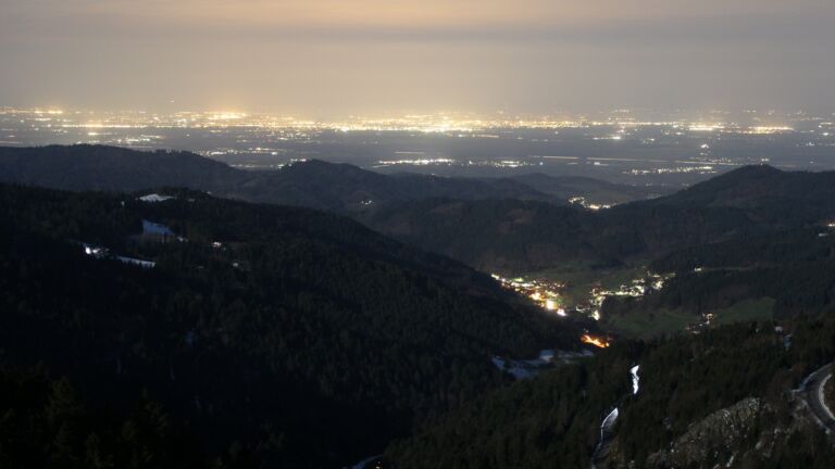 Dieses Bild zeigt eine Webcam-Aufnahme vom Achertal, aufgenommen am Donnerstag, den 02.04.2026 um 23:00 Uhr. Die Temperatur betrug 4.4°C.