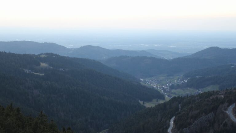 Dieses Bild zeigt eine Webcam-Aufnahme vom Achertal, aufgenommen am Freitag, den 27.02.2026 um 18:10 Uhr. Die Temperatur betrug 13.4°C.