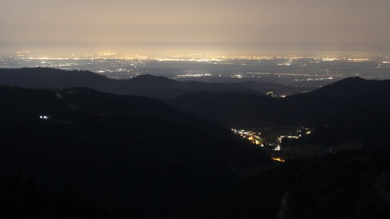 Dieses Bild zeigt eine Webcam-Aufnahme vom Achertal, aufgenommen am Freitag, den 06.03.2026 um 05:30 Uhr. Die Temperatur betrug 11.4°C.