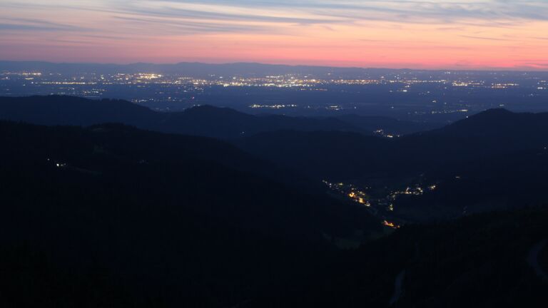 Dieses Bild zeigt eine Webcam-Aufnahme vom Achertal, aufgenommen am Mittwoch, den 06.08.2025 um 21:50 Uhr. Die Temperatur betrug 12.6°C.