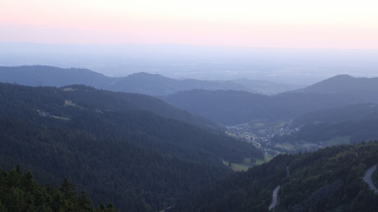 Dieses Bild zeigt eine Webcam-Aufnahme vom Achertal, aufgenommen am Montag, den 16.06.2025 um 21:50 Uhr. Die Temperatur betrug 13.6°C.