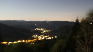 Dieses Bild zeigt eine Webcam-Aufnahme vom Achertal, aufgenommen am Dienstag, den 28.07.2026 um 23:30 Uhr. Die Temperatur betrug 23.5°C.