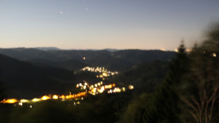 Dieses Bild zeigt eine Webcam-Aufnahme vom Achertal, aufgenommen am Dienstag, den 28.07.2026 um 23:30 Uhr. Die Temperatur betrug 23.5°C.