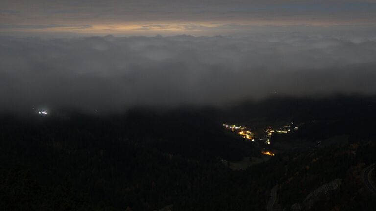 Dieses Bild zeigt eine Webcam-Aufnahme vom Achertal, aufgenommen am Montag, den 10.11.2025 um 01:30 Uhr. Die Temperatur betrug 5.8°C.