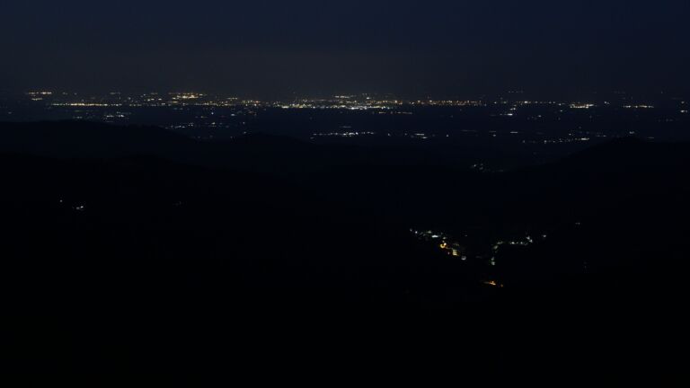 Dieses Bild zeigt eine Webcam-Aufnahme vom Achertal, aufgenommen am Donnerstag, den 12.06.2025 um 03:50 Uhr. Die Temperatur betrug 12.2°C.