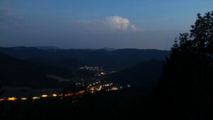 Dieses Bild zeigt eine Webcam-Aufnahme vom Achertal, aufgenommen am Samstag, den 27.06.2026 um 22:40 Uhr. Die Temperatur betrug 31.1°C.