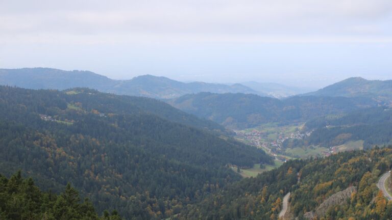 Dieses Bild zeigt eine Webcam-Aufnahme vom Achertal, aufgenommen am Freitag, den 10.10.2025 um 12:10 Uhr. Die Temperatur betrug 9.2°C.