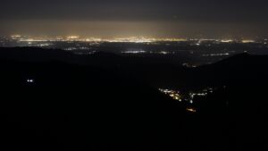 Dieses Bild zeigt eine Webcam-Aufnahme vom Achertal, aufgenommen am Freitag, den 20.03.2026 um 01:00 Uhr. Die Temperatur betrug 2.8°C.