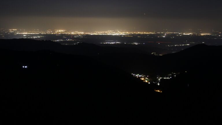 Dieses Bild zeigt eine Webcam-Aufnahme vom Achertal, aufgenommen am Freitag, den 20.03.2026 um 01:00 Uhr. Die Temperatur betrug 2.8°C.