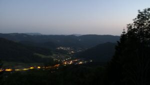 Dieses Bild zeigt eine Webcam-Aufnahme vom Achertal, aufgenommen am Montag, den 25.05.2026 um 22:10 Uhr. Die Temperatur betrug 22.4°C.