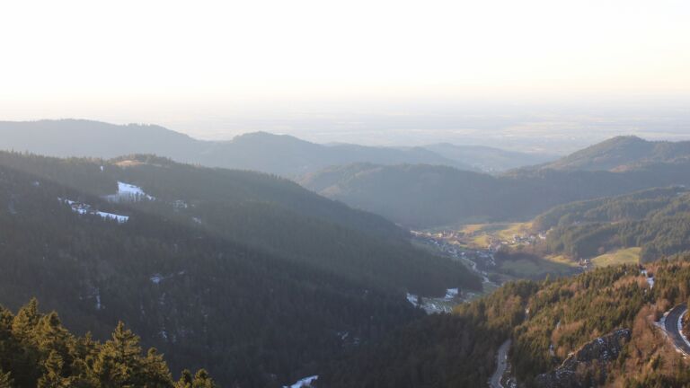 Dieses Bild zeigt eine Webcam-Aufnahme vom Achertal, aufgenommen am Donnerstag, den 15.01.2026 um 16:10 Uhr. Die Temperatur betrug 7.4°C.