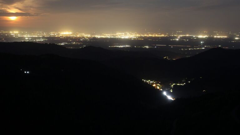 Dieses Bild zeigt eine Webcam-Aufnahme vom Achertal, aufgenommen am Mittwoch, den 29.04.2026 um 04:50 Uhr. Die Temperatur betrug 6.9°C.